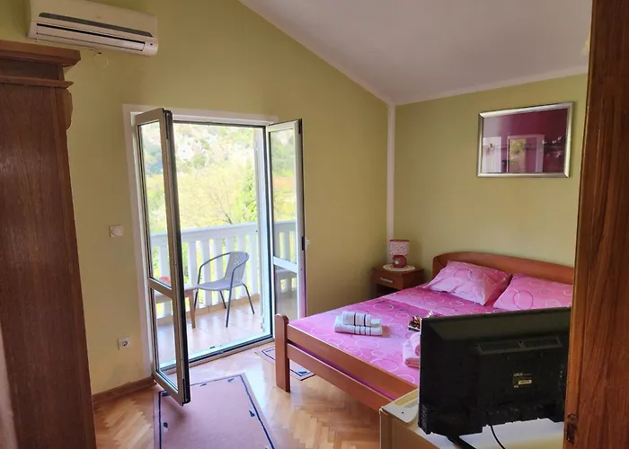 Lorena Rooms